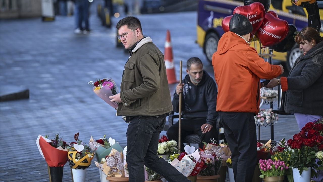 İstanbul'da Sevgililer Günü Nedeniyle Çiçekçilerde Yoğunluk Yaşanıyor