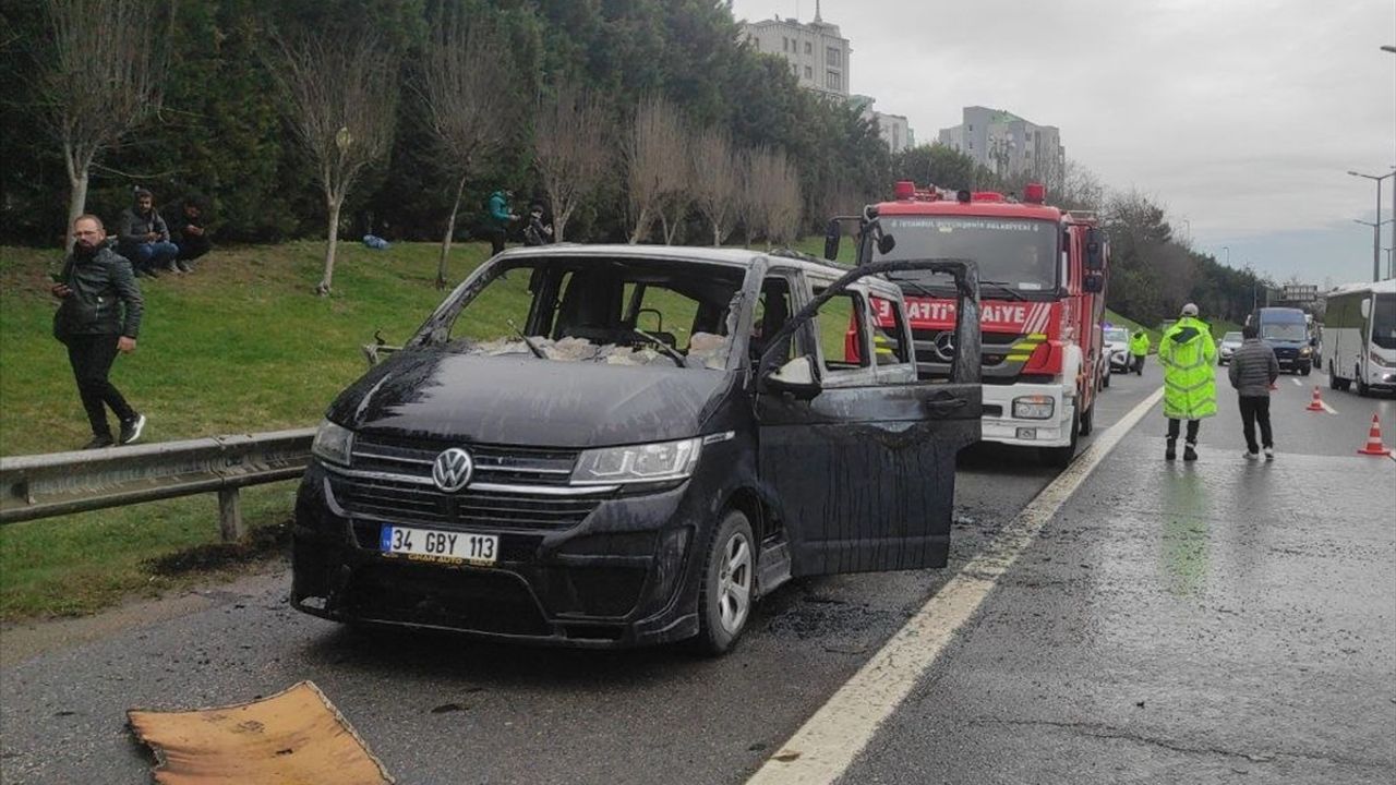 İstanbul'da TEM Otoyolu'nda Minibüs Yangını: Araç Kullanılamaz Hale Geldi