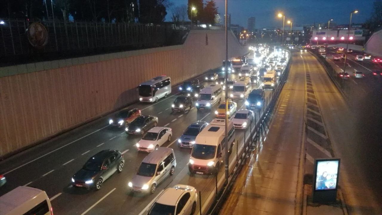 İstanbul'da Trafik Yoğunluğu: Sabah Saatlerinde İşe Giderseniz Dikkat!