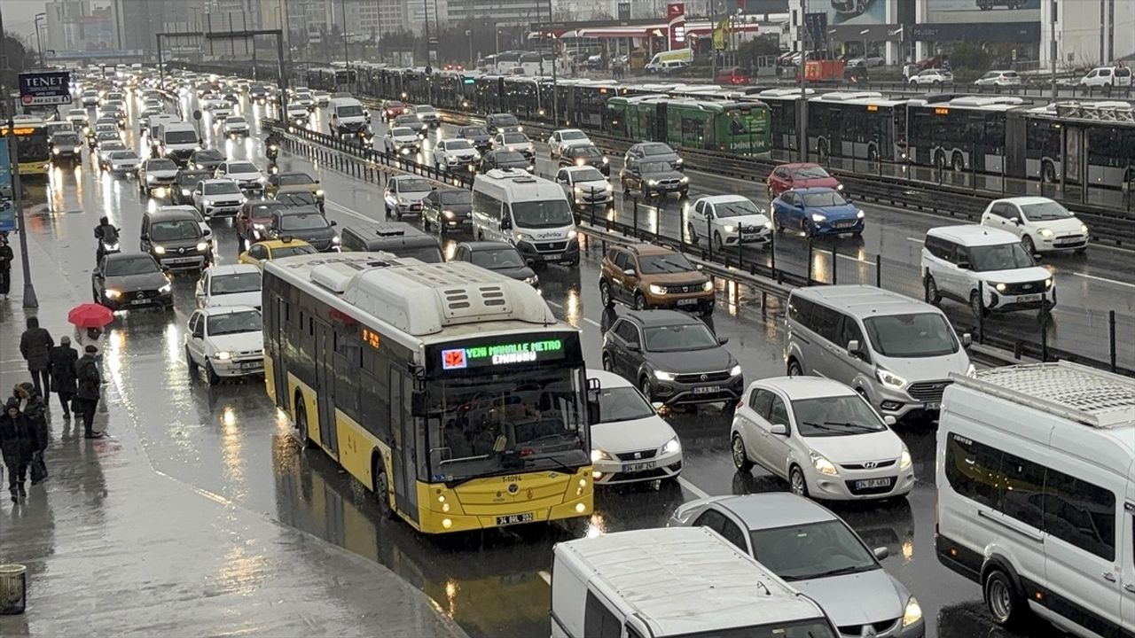 İstanbul'da Trafik Yoğunluğu Yüzde 76'ya Ulaştı