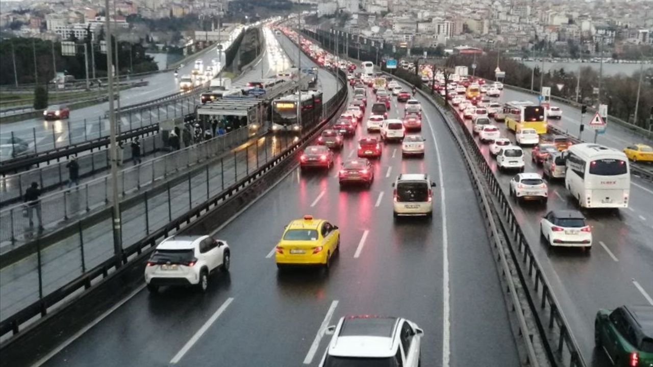İstanbul'da Yağışlar Nedeniyle Trafik Yoğunluğu Artıyor