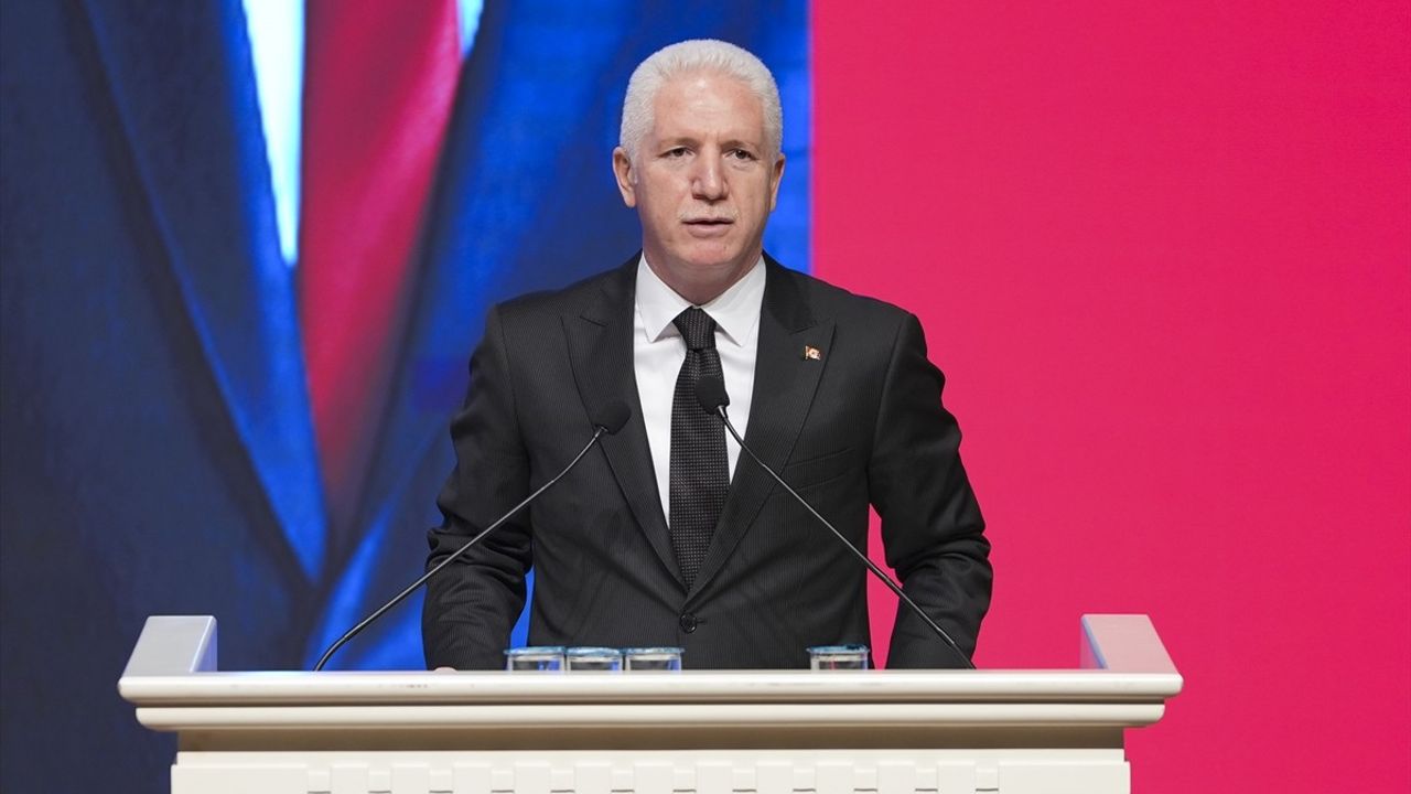 İstanbul'daki Arama Kurtarma Gönüllülerine Armalar Verildi