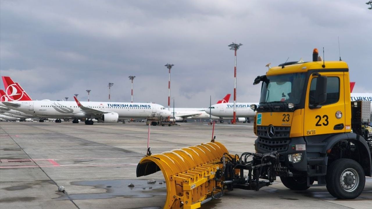 İstanbul Havalimanı'nda Karla Mücadele Çalışmaları Devam Ediyor