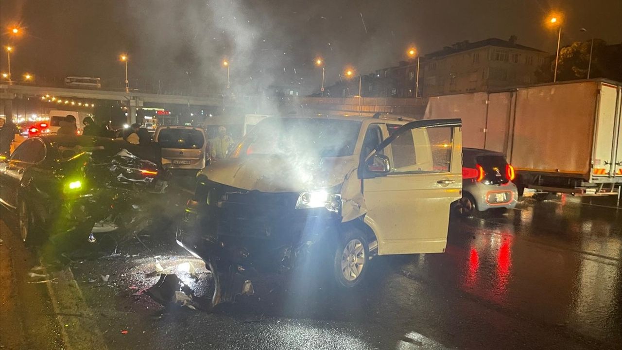 İstanbul TEM Otoyolu'nda Zincirleme Kaza: 2 Yaralı