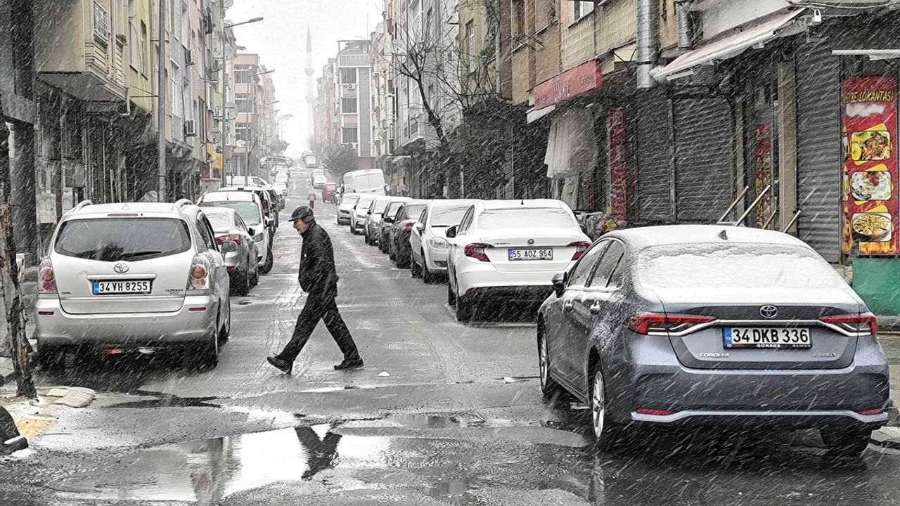 İstanbul'un Avrupa Yakası'nda Kar Yağışı Etkili Oluyor