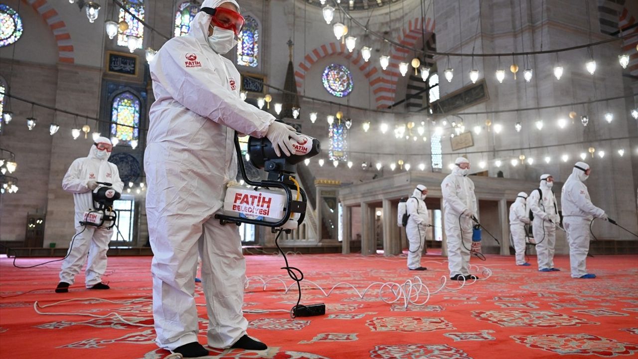 İstanbul'un Tarihi Camileri Ramazan'a Hazırlanıyor