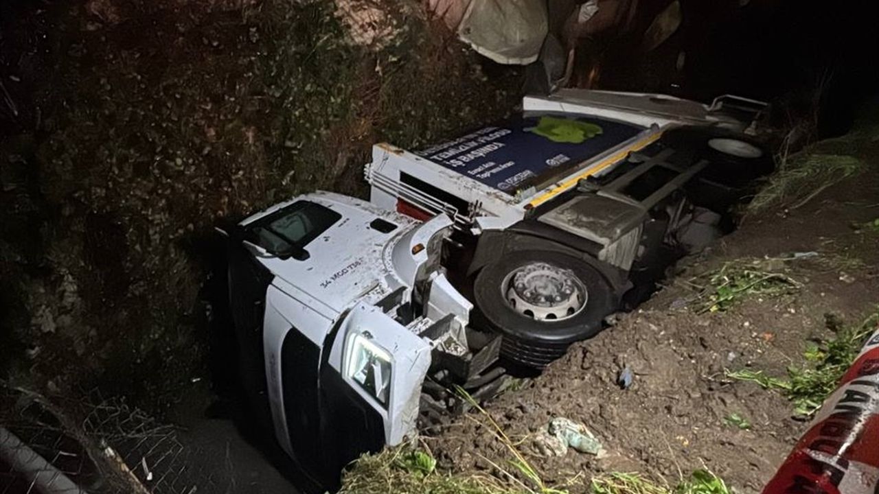 İstanbul Üsküdar'da Çöp Kamyonu Dereye Düştü: Sürücü Yaralı