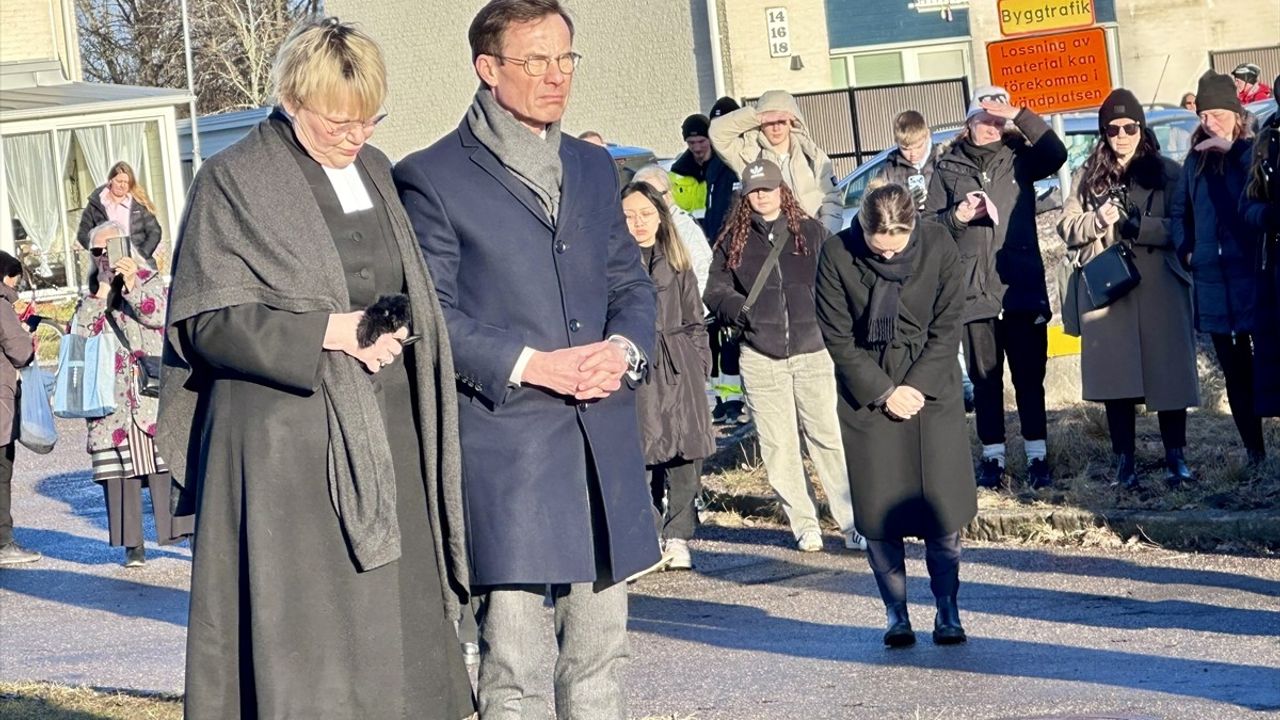 İsveç Kralı Gustaf ve Başbakan Kristersson, Silahlı Saldırıda Hayatını Kaybedenlerin Anısını Ziyaret Etti