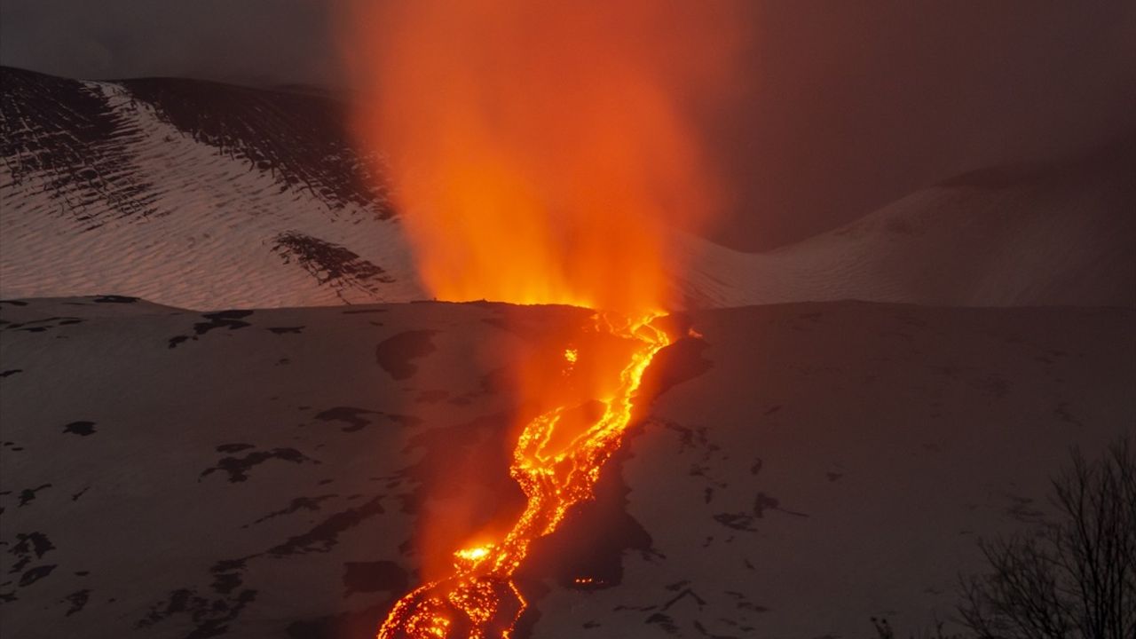İtalya'daki Etna Yanardağı'nda Lav Akışı Devam Ediyor