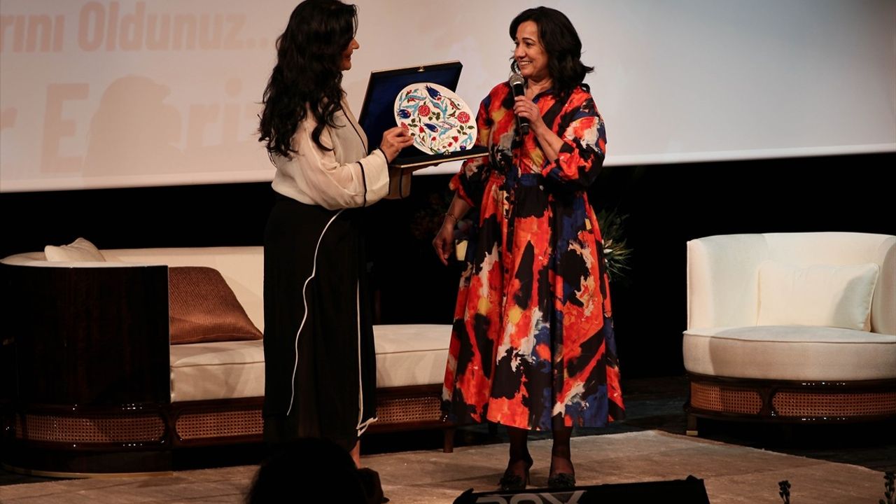 İzmir'de Sayra ve Çınar Vakfı Öğrencilere Yönelik Etkinlik Düzenledi