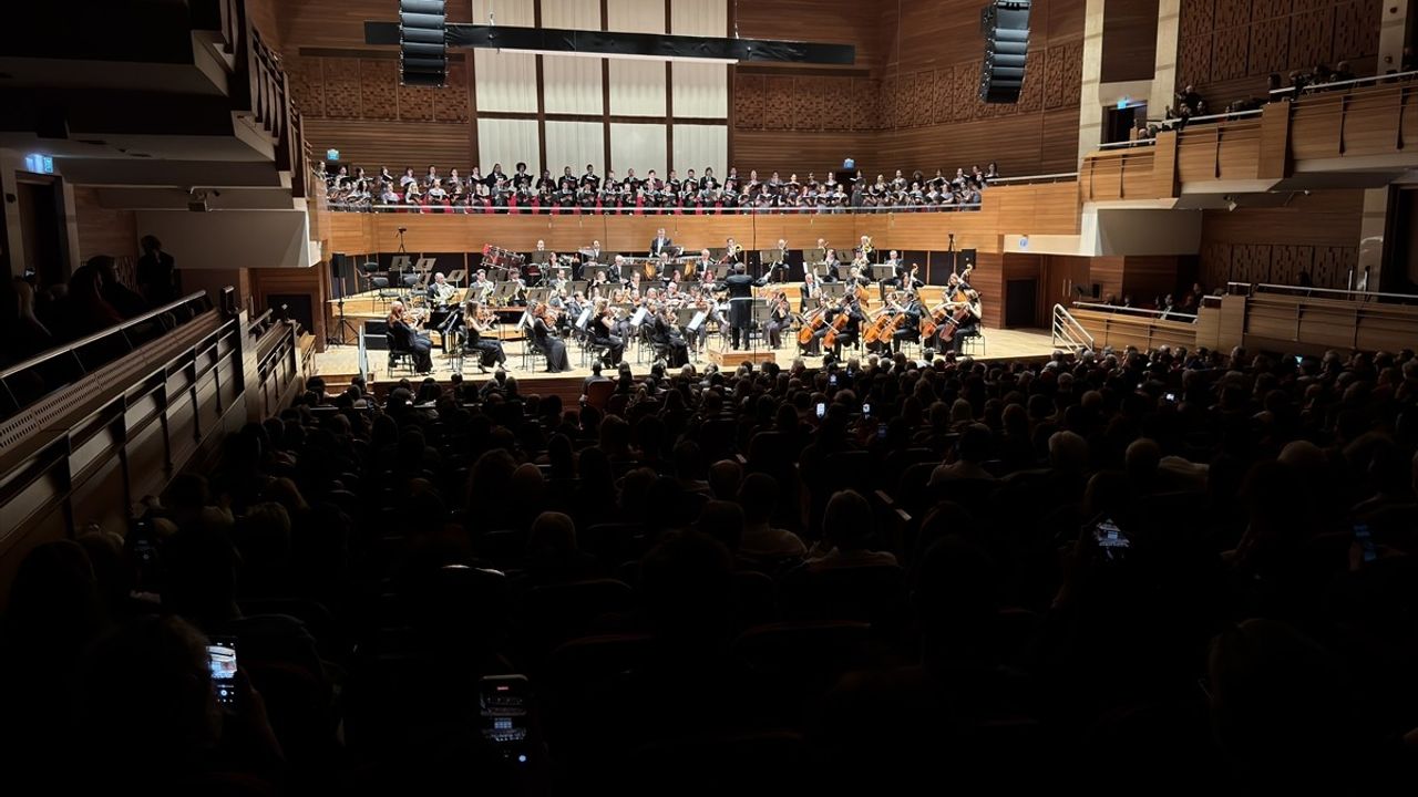 İzmir Devlet Senfoni Orkestrası, Sezen Aksu Şarkılarıyla Dinleyicileri Büyüledi