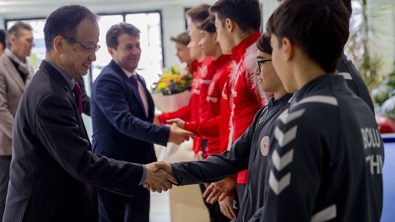 Japon Diplomat Iwasa, Bolu'daki Milli Cimnastikçileri Ziyaret Etti