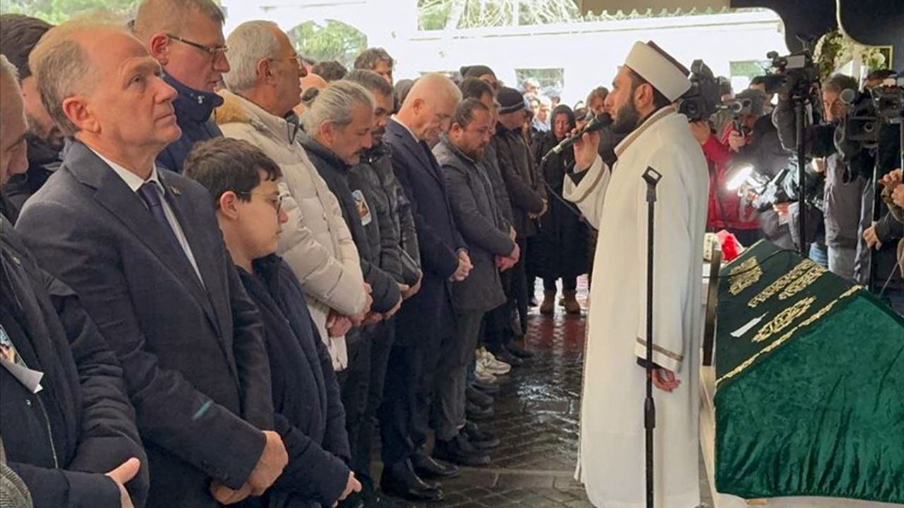 Kadıköy'de Bıçaklı Saldırıda Hayatını Kaybeden Genç İçin Cenaze Töreni Düzenlendi
