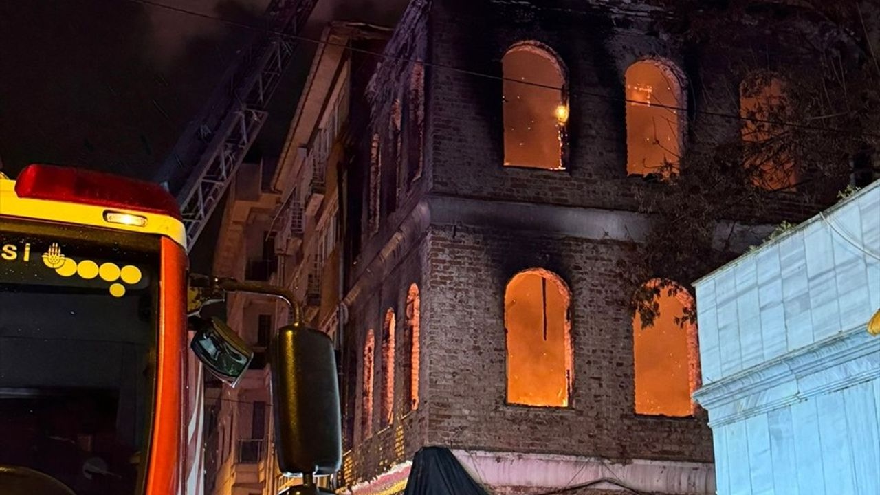 Kadıköy'deki Tarihi Binada Yangın: Bir Kişi Hayatını Kaybetti