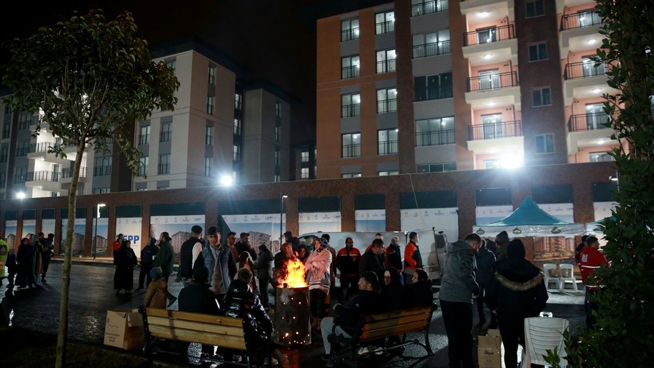 Kahramanmaraş'ta Depremzedeler Yakınlarını Andı