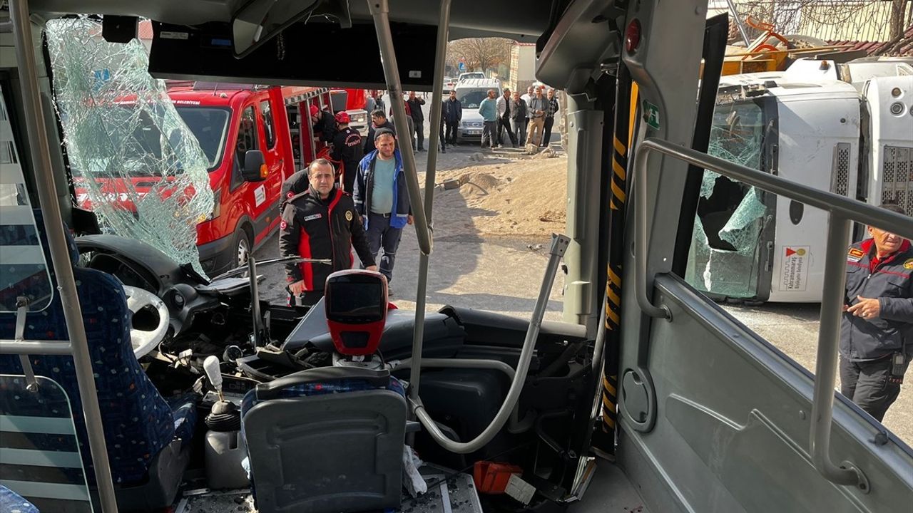 Kahramanmaraş'ta Halk Otobüsü ile Kamyonun Çarpıştığı Kazada 11 Kişi Yaralandı