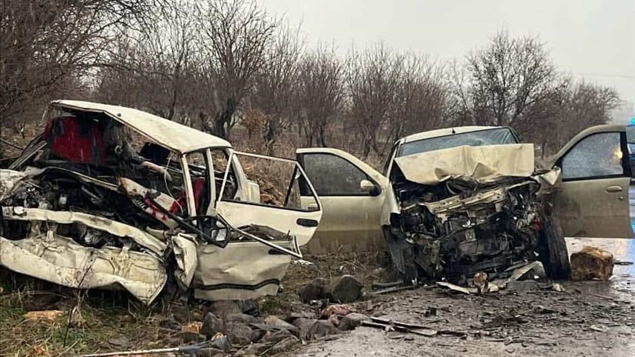 Kahramanmaraş'ta Trafik Kazası: 4 Kişi Hayatını Kaybetti, 6 Kişi Yaralandı