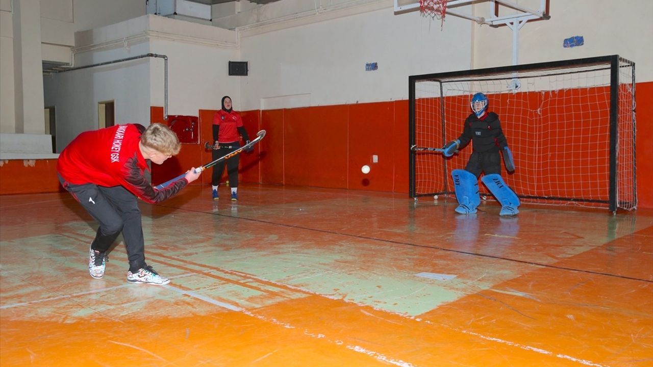 Kahramanmaraşlı Antrenör Hakkari'de Erkek Hokey Takımı Kurdu, Hedef 1. Lig