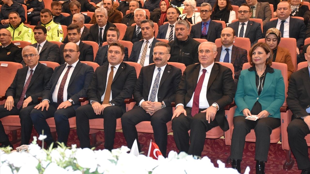 Kamu Başdenetçisi Akarca Eskişehir'de Vatandaşlarla Buluştu