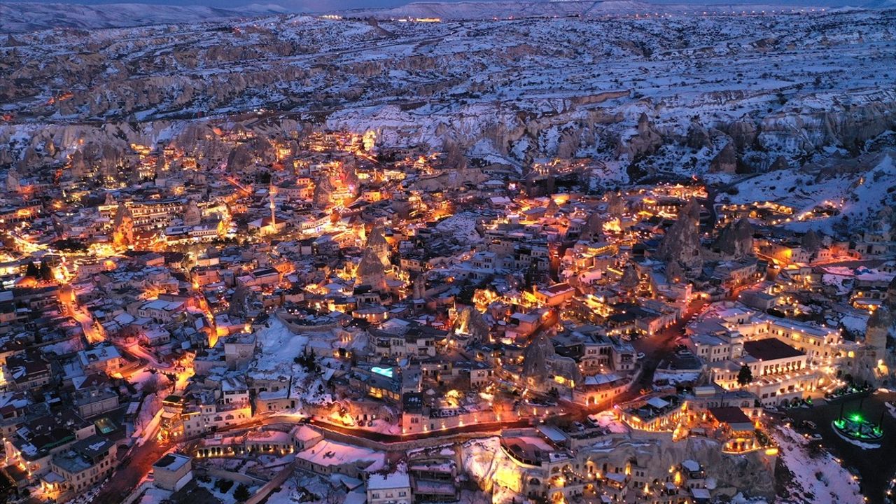 Kapadokya'nın Büyüleyici Kış Manzarası: Kar ve Işıkların Dansı