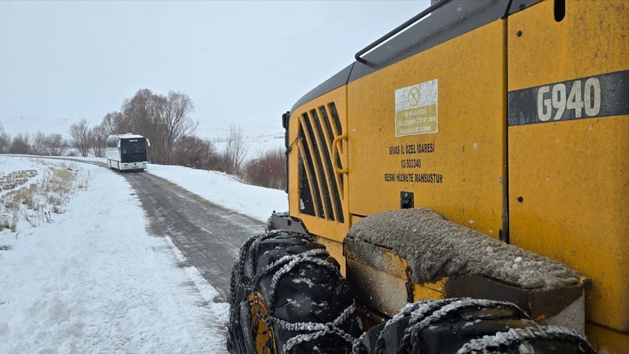 Kar ve Tipi Nedeniyle Mahsur Kalan Cenaze Araçları Kurtarıldı