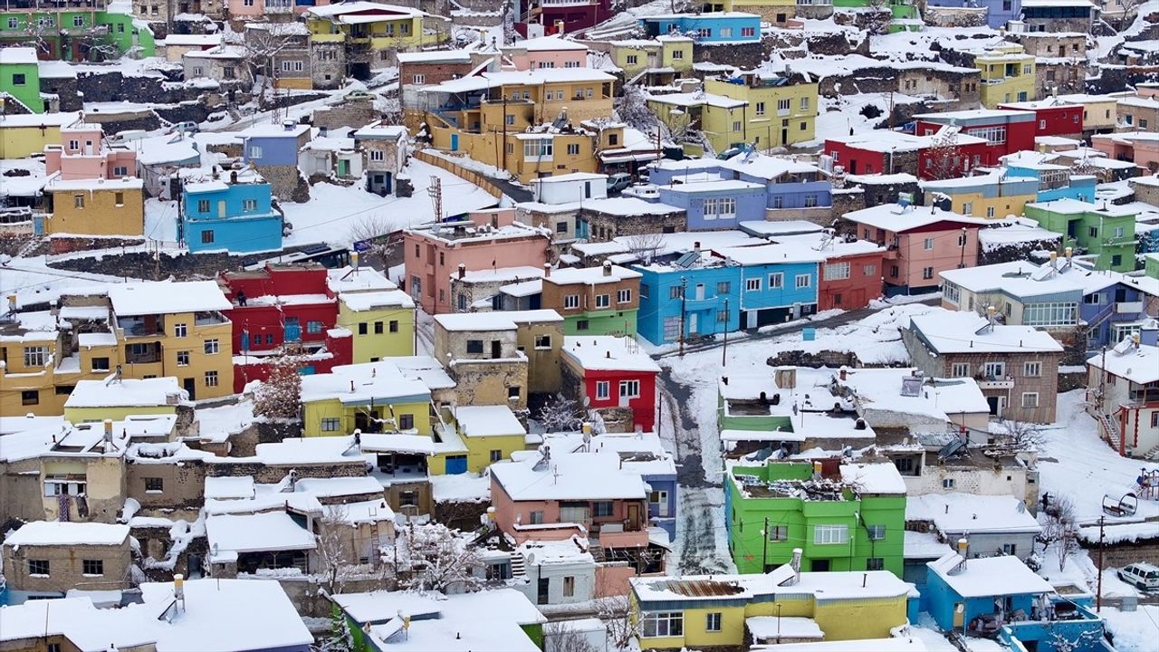Kar Yağışı Sonrası Kayseri'nin Renkli Evleri Dronla Görüntülendi