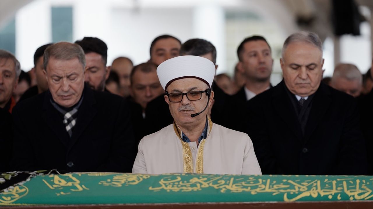 Kara Kuvvetleri Komutanı Bayraktaroğlu'nun Annesi Son Yolculuğuna Uğurlandı