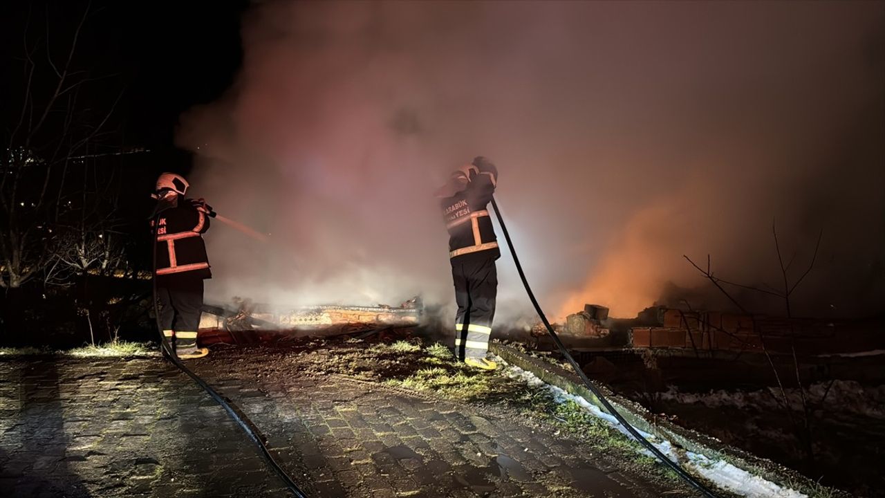 Karabük'te Müstakil Ev Yangında Kullanılamaz Hale Geldi