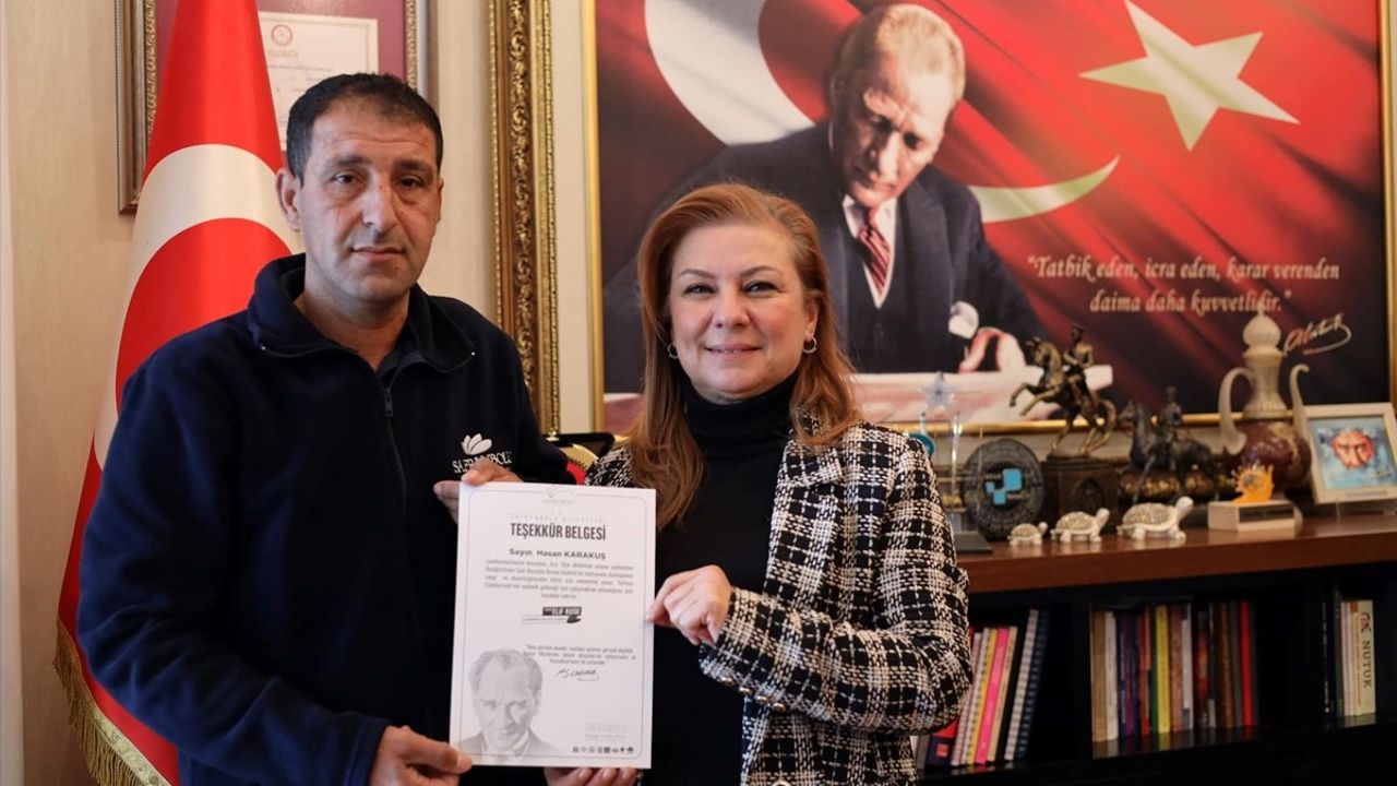 Karabük'te Temizlik İşçisinden Atatürk'e Saygı Duruşu