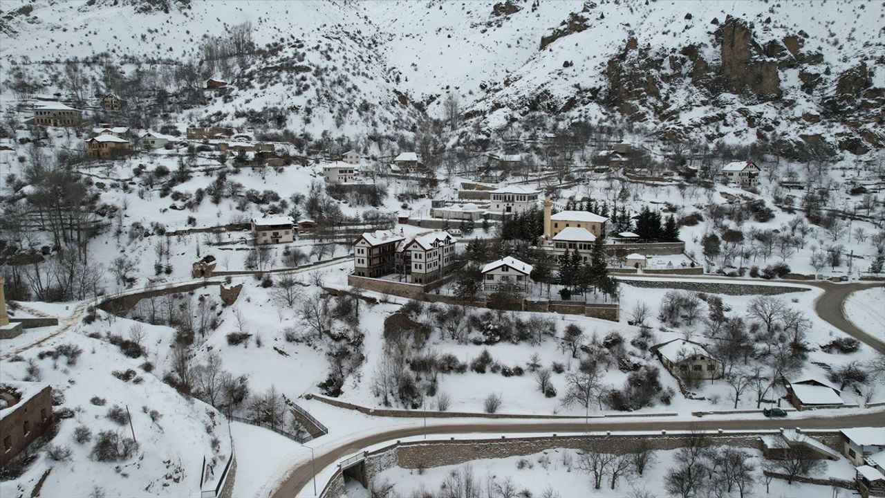 Karadeniz'de Kış Koşulları: 824 Yerleşim Yerin Yoluna Karla Mücadele Ediliyor