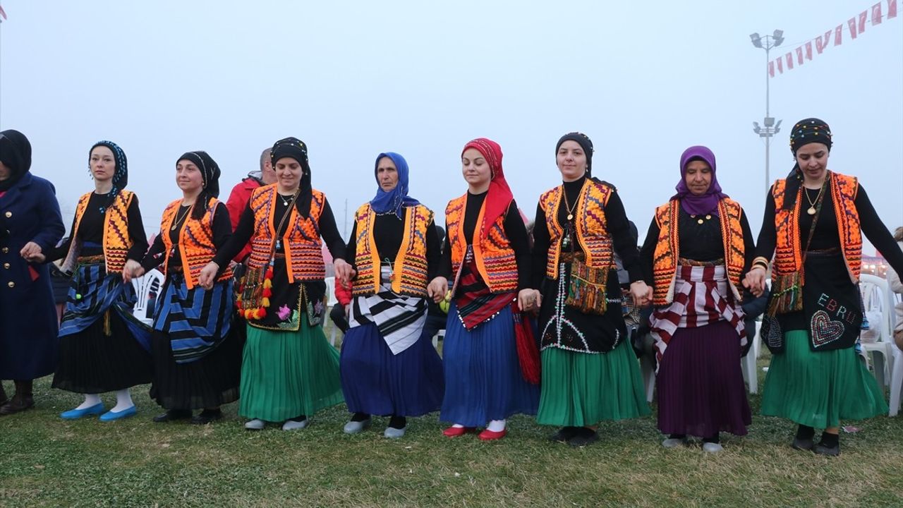 Karadenizli Kadınlar Yöresel Kıyafetleriyle Tekirdağ'daki Şenliklere Renk Katıyor