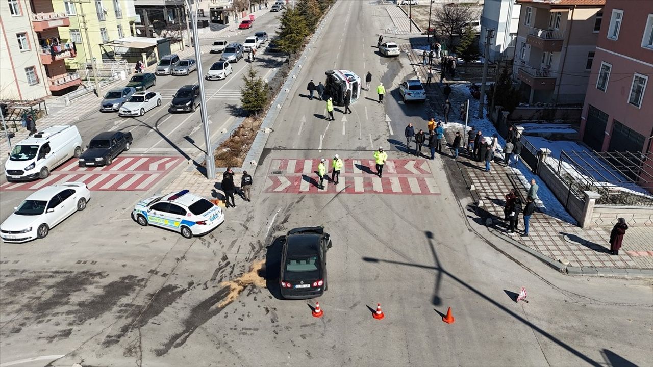 Karaman'da Ambulans ve Otomobil Çarpıştı: 5 Yaralı