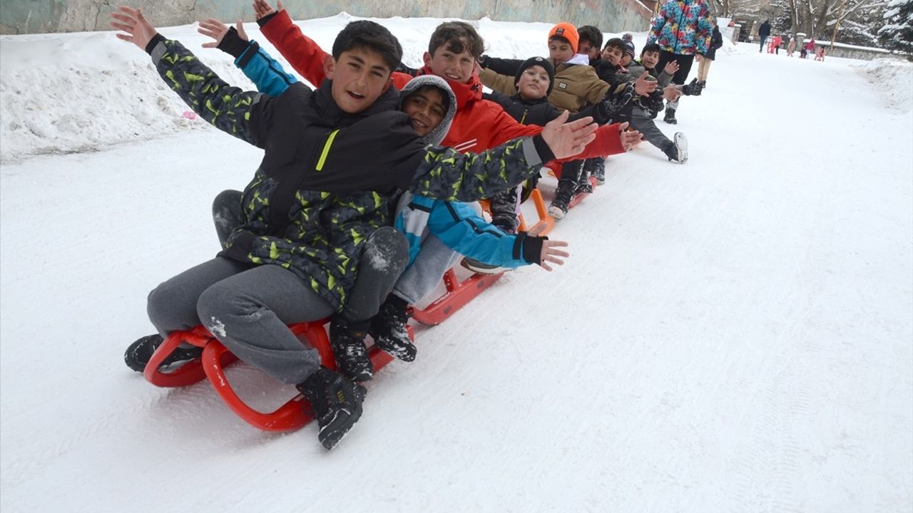 Kars'ta Çocuklar Kar Tatilinde Kızak Keyfi Yaşadı