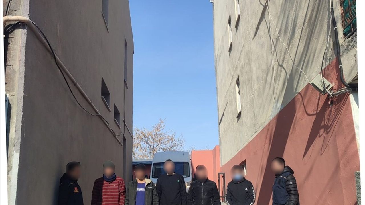 Kars'ta Düzensiz Göçmen Operasyonu: 5 Afgan Göçmen Sahte Pasaportla Yakalandı