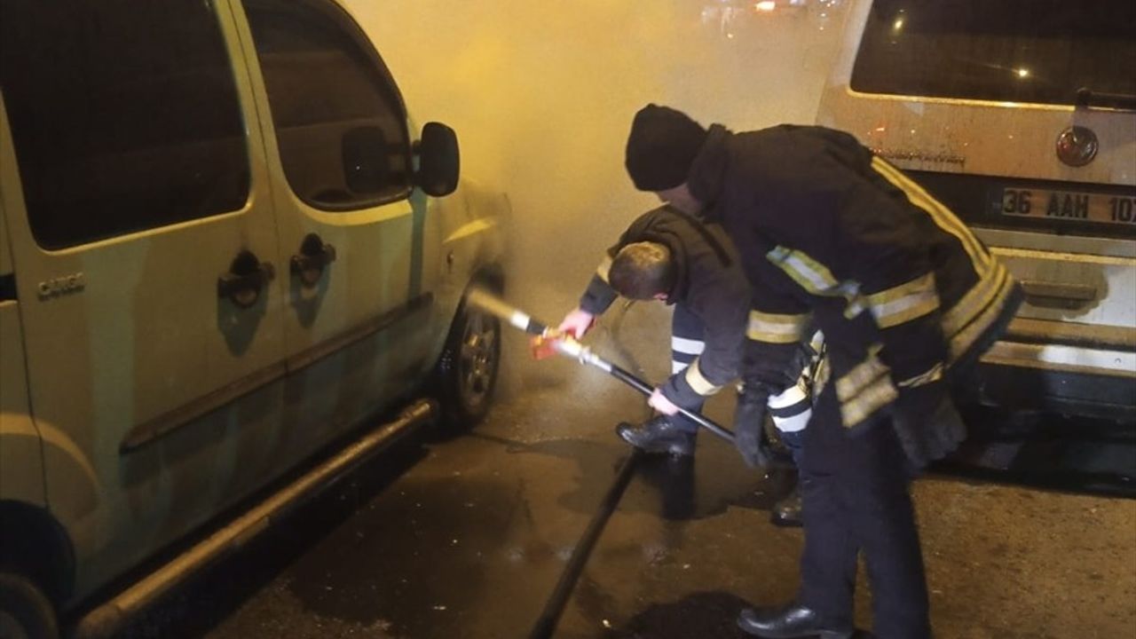 Kars'ta Seyir Halindeyken Alev Alan Araç Kullanılamaz Hale Geldi