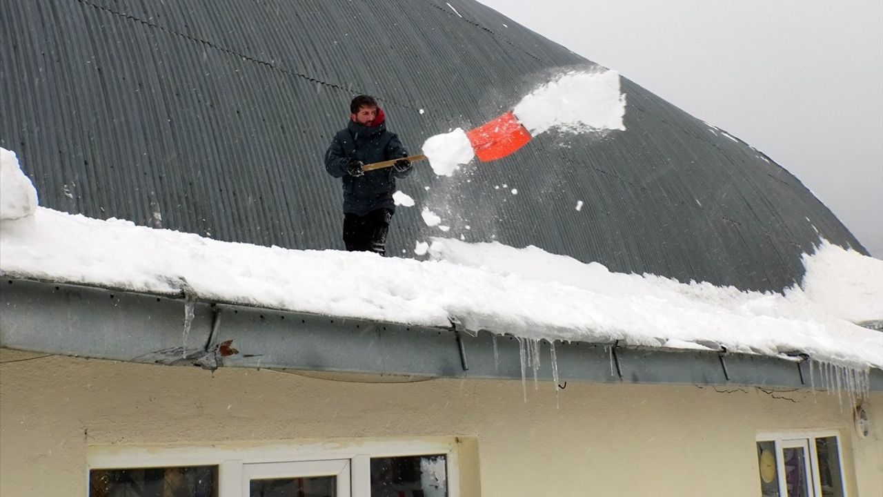 Kars ve Tunceli'de Kar Yağışı ve Soğuk Hava Etkili Oluyor