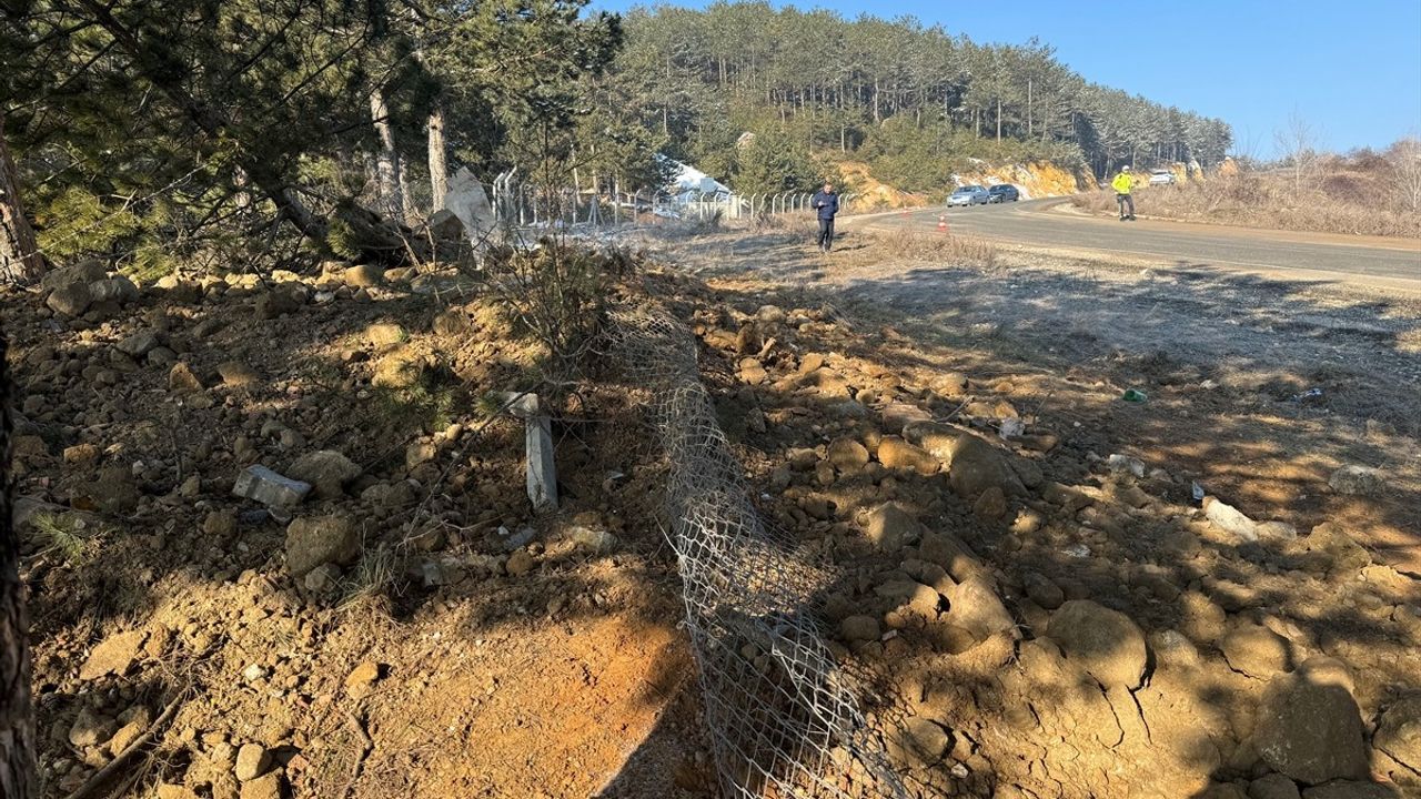 Kastamonu'da Buzlanma Sebebiyle Hafriyat Kamyonu Devrildi: Sürücü Yaralı