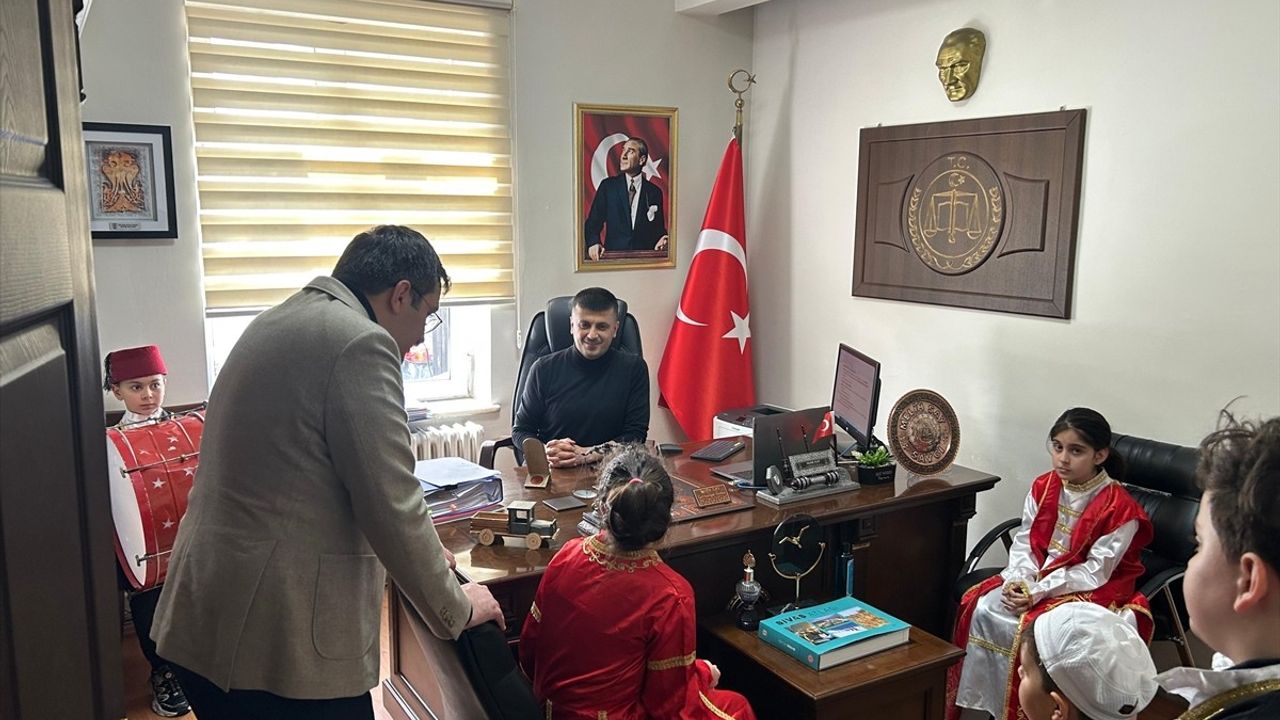 Kastamonu'da İlkokul Öğrencileri Ramazan'ı Davul ve Mani ile Kutladı