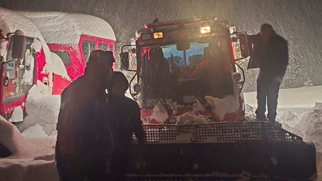 Kastamonu'da Kar Mahsur Kalan Elektrik Arıza Ekibi AFAD Tarafından Kurtarıldı