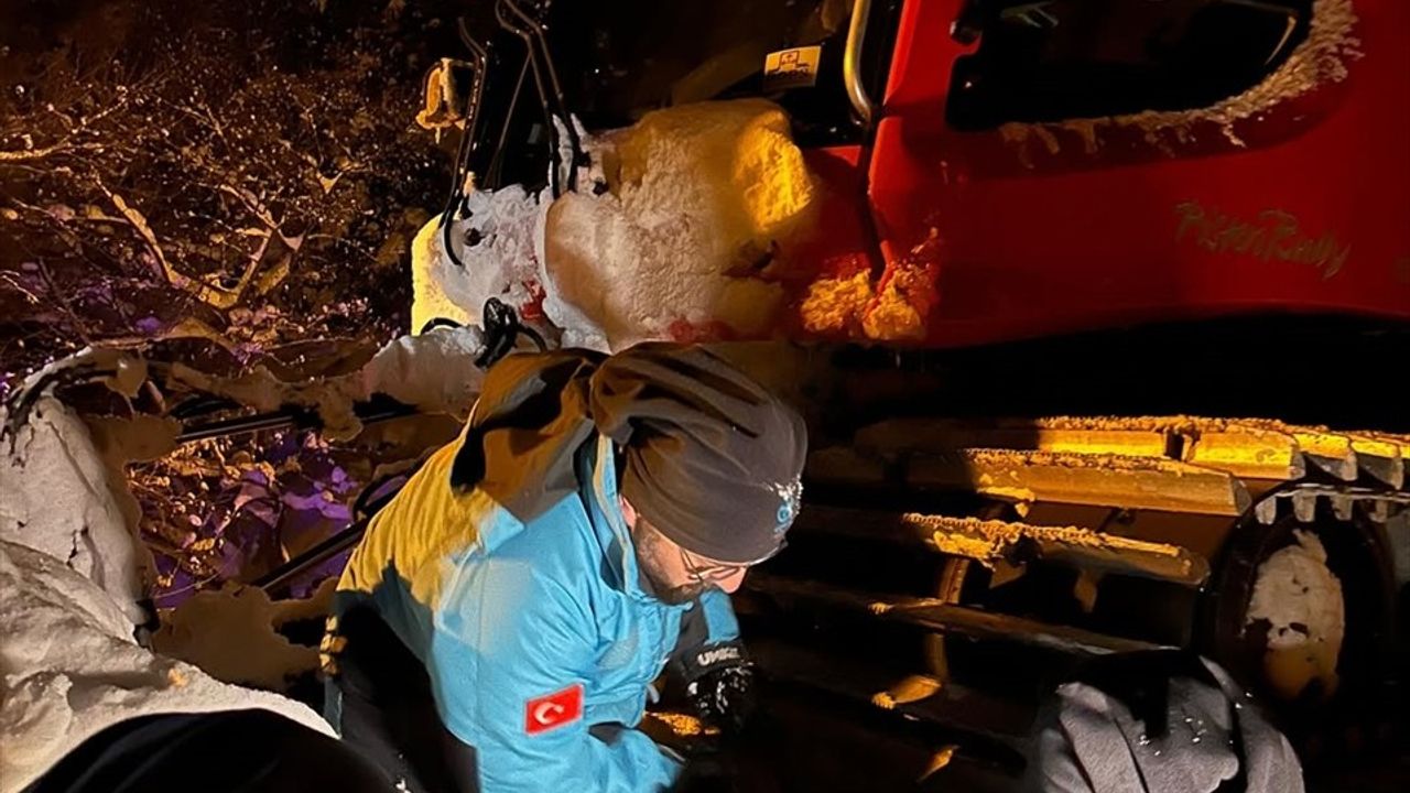 Kastamonu'da Kar Nedeniyle Mahsur Kalan Solunum Hastası UMKE ile Hastaneye Ulaştırıldı