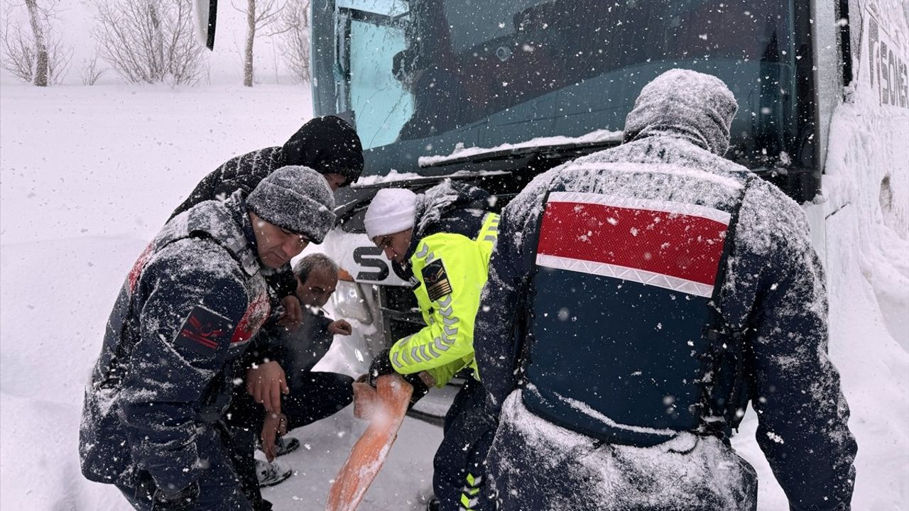 Kastamonu'da Kar Nedeniyle Yolda Kayan Yolcu Otobüsü Şarampole Düştü