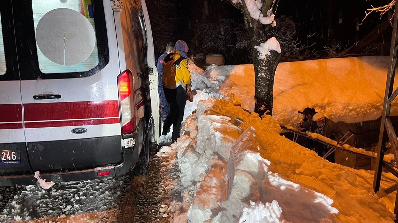 Kastamonu'da Kar Nedeniyle Yolu Kapanan Köylerde Üç Hasta Hastaneye Ulaştırıldı