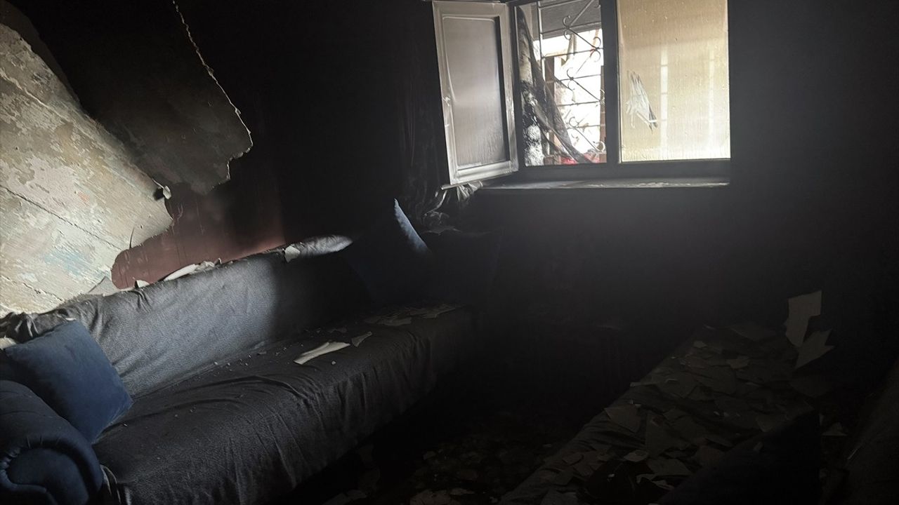 Kastamonu'da Yangında Anne ve Oğlu Dumandan Etkilendi