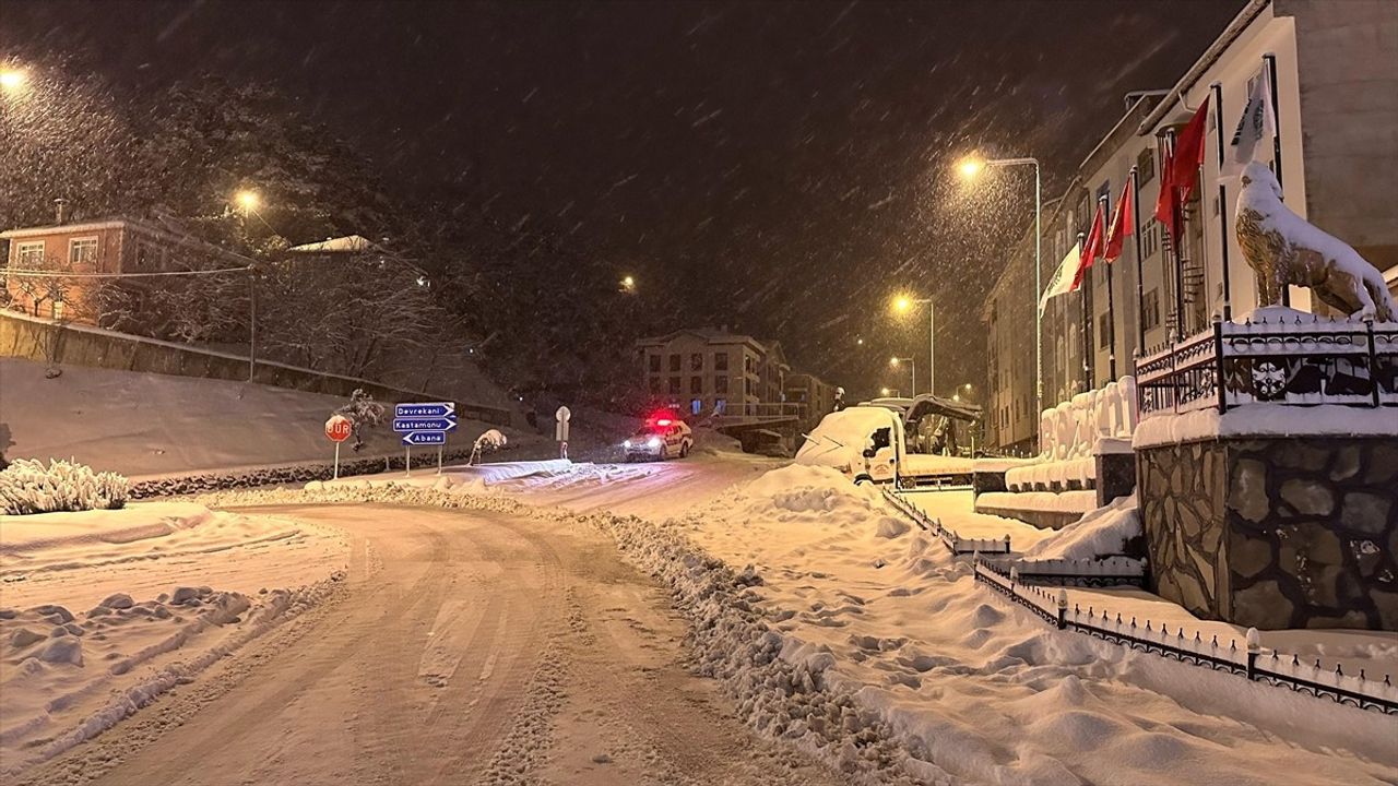 Kastamonu'da Yoğun Kar Nedeniyle Bazı Yollar Tır ve Çekicilere Kapandı