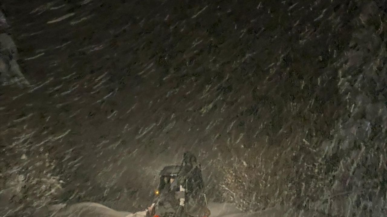 Kastamonu'da Yolu Kapanan Köyde Ateşlenen Çocuğa Yardım