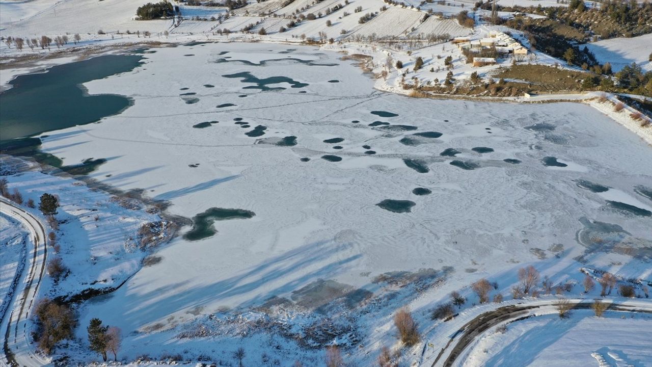 Kastamonu'daki Yumurtacı Göleti'nin Büyük Bölümü Buzla Kaplandı