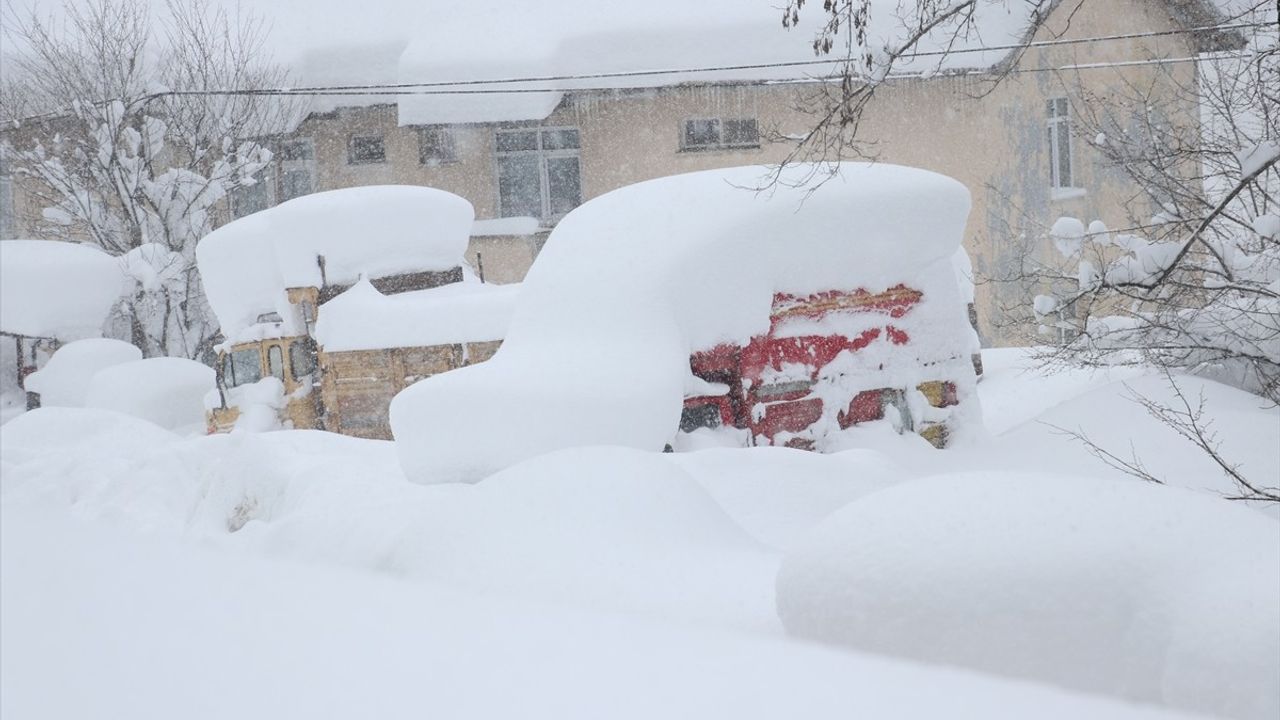 Kastamonu Küre'de Karla Mücadele: Araçlar Kar Altında Kaldı