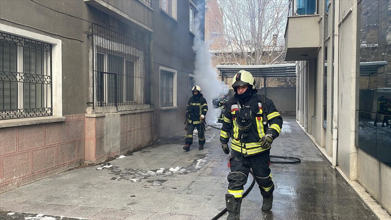 Kayseri'de Devriye Gezen Polis Ekibi Yangını Fark Edip İtfaiyeyi Çağırdı