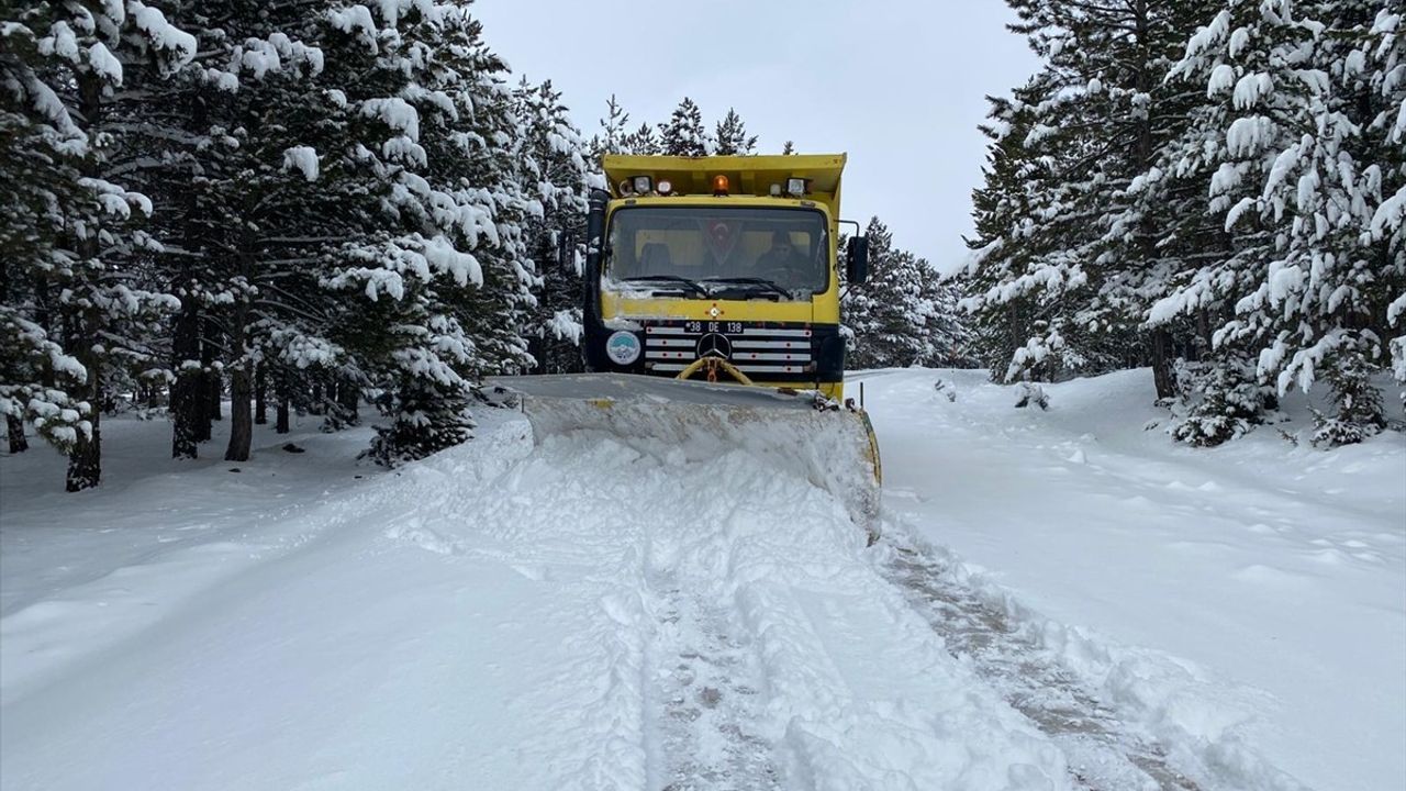 Kayseri'de Kar nedeniyle 22 Mahalle Yolu Ulaşıma Kapandı