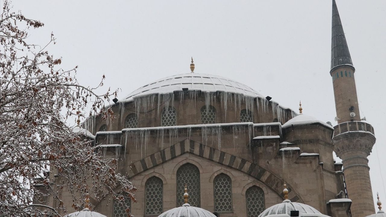 Kayseri'de Kar Yağışı Etkisini Sürdürüyor